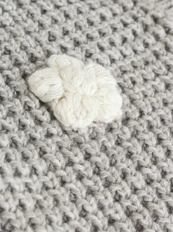 Grijze gehaakte bloemen - Gebreid babyvest (0 mnd- 3 jr)