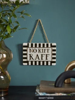 Hangend wandbordje met "No Riff Raff"