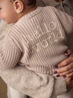 Hello World Naturel - Grofgebreid babyvestje met borduursel