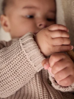 Hello World Naturel - Grofgebreid babyvestje met borduursel