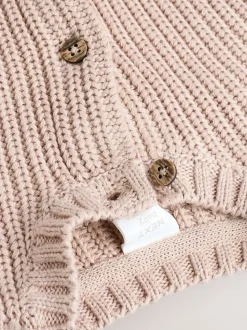 Hello World Naturel - Grofgebreid babyvestje met borduursel