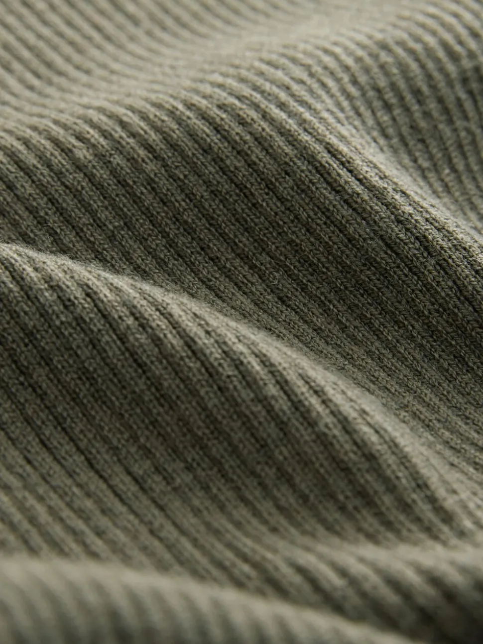 Kakigroen - Geribde trui met rolkraag en wol