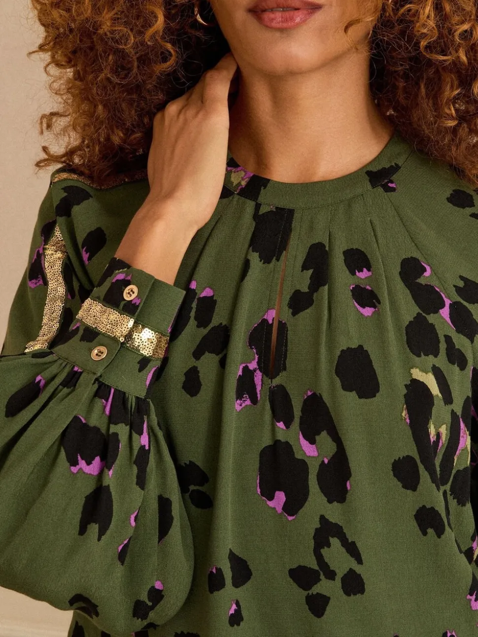 Kakigroen dierenprint - Love & Roses blouse met ronde hals, lange mouwen en paillettenrand