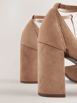 Kameelkleurig suède - Leren schoenen met uitsnijding, T-bandje en blokhakken met ronde neus