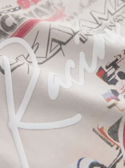 Kiezelkleurige racewagen - Regular fit T-shirt met korte mouwen en grafische print (3-16jaar)