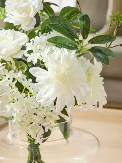 Kunstbloemenarrangement in glazen vaas
