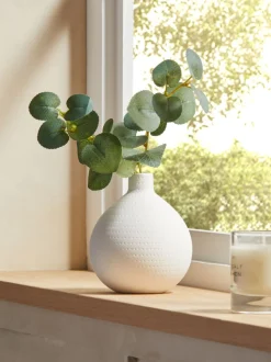 Kunsteucalyptus in witte vaas