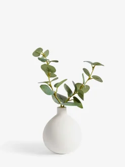 Kunsteucalyptus in witte vaas