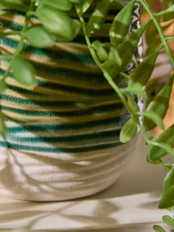 Kunsthangplant in reactieve keramische pot