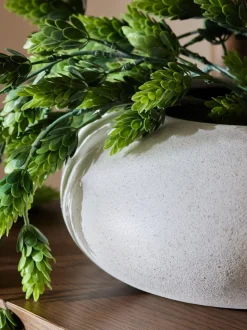 Kunstmatige hangende hop in witte keramische pot
