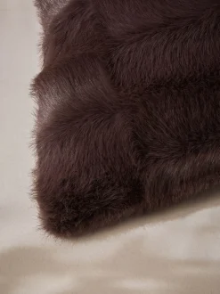Kussen van imitatiebont met textuur en ruit