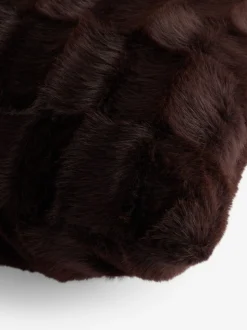 Kussen van imitatiebont met textuur en ruit
