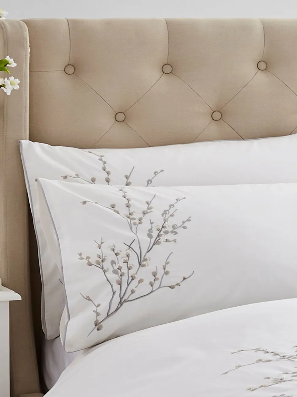 Laura Ashley 100% katoen perkal 200 draadtelling Pussy Willow Sprig geborduurd dekbedovertrek en kussensloopset