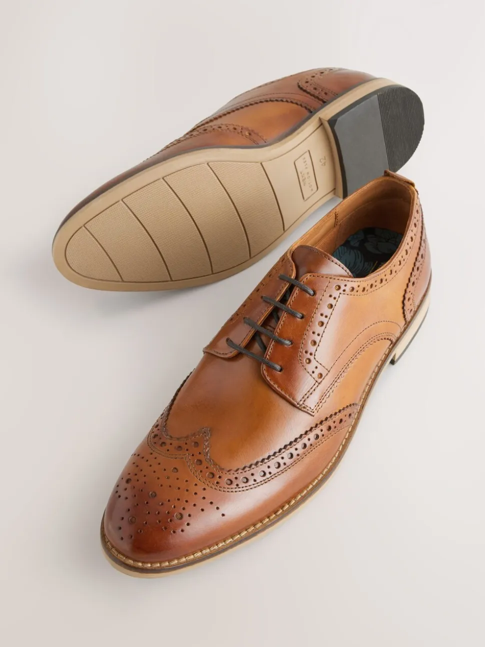 Lichtbruin - Standaard pasvorm - Brogues van leer met contrasterende zool