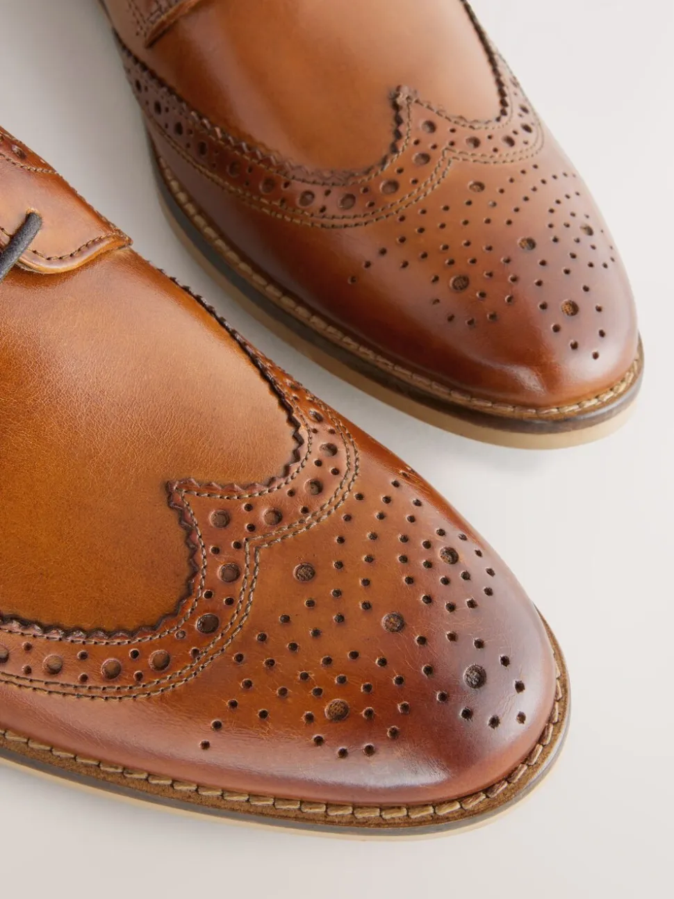 Lichtbruin - Standaard pasvorm - Brogues van leer met contrasterende zool