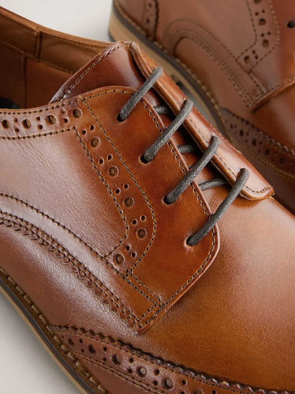Lichtbruin - Standaard pasvorm - Brogues van leer met contrasterende zool