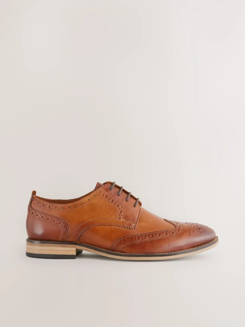 Lichtbruin - Wijde pasvorm - Brogues van leer met contrasterende zool