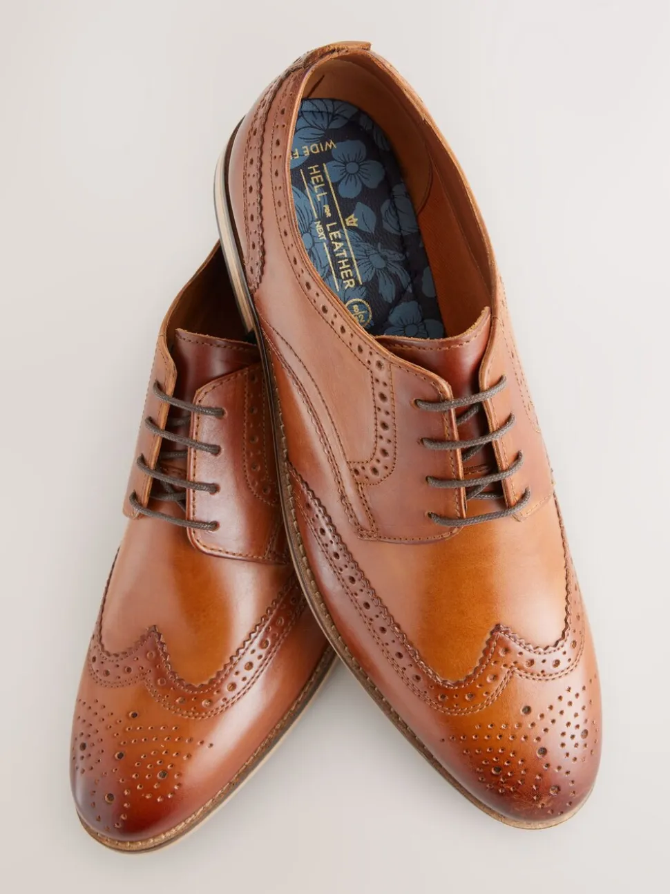 Lichtbruin - Wijde pasvorm - Brogues van leer met contrasterende zool