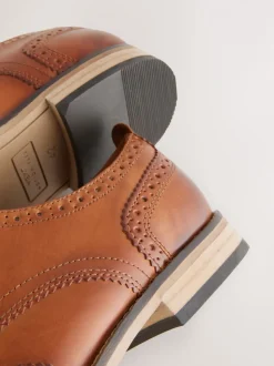 Lichtbruin - Wijde pasvorm - Brogues van leer met contrasterende zool