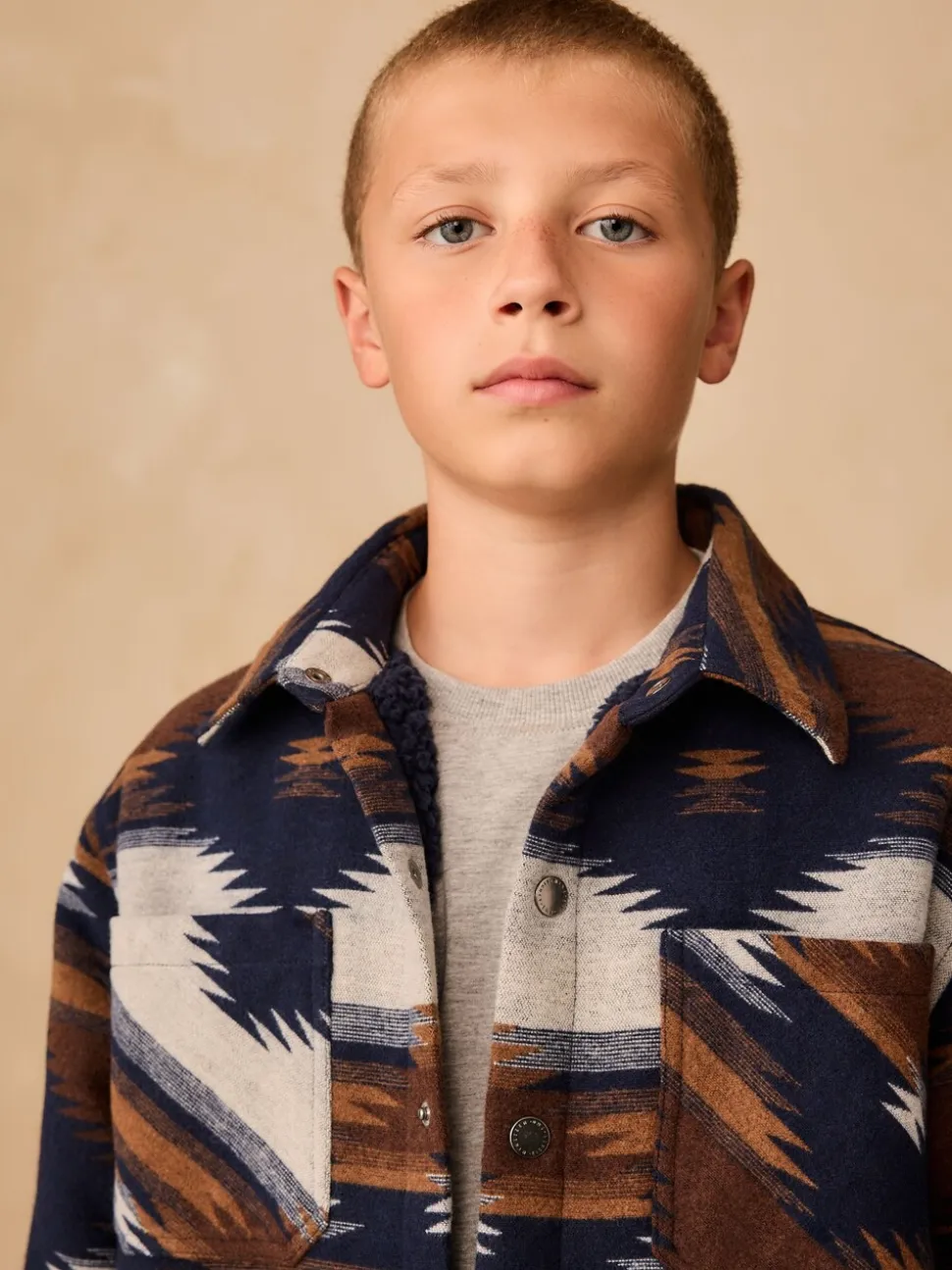 Lichtbruin/Marineblauw Ikat-patroon - Gevoerde shacket (3-16jr)