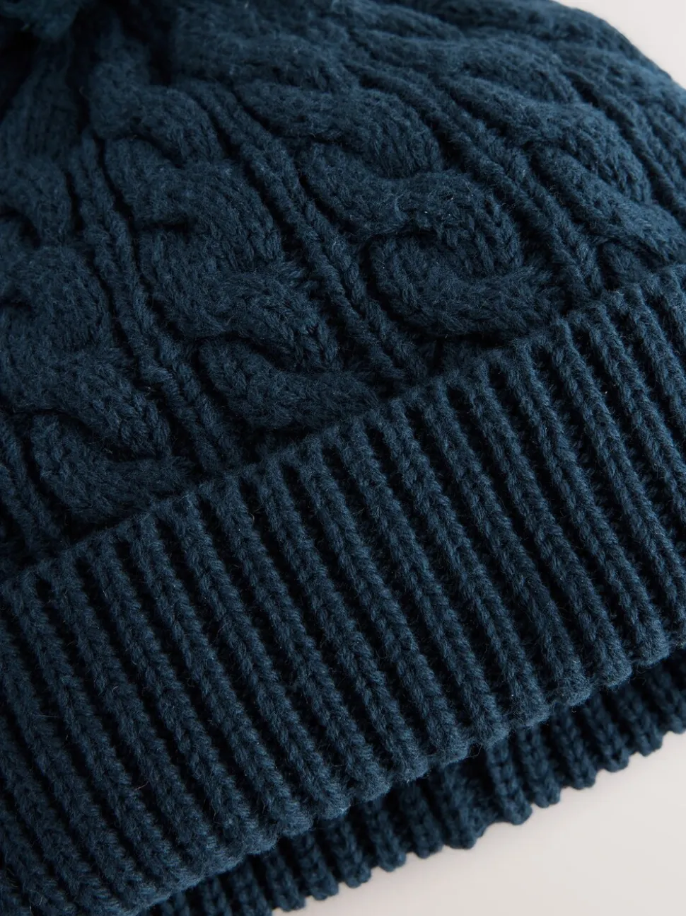 Marineblauw - Gebreide Baby muts met pompon (0mnd -2jr)
