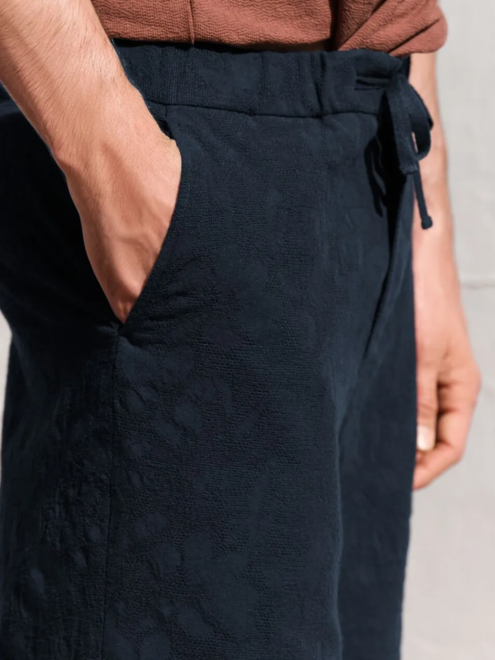 Marineblauw - Regular fit Nova Fides shorts van Italiaanse stof met gehaakt patroon