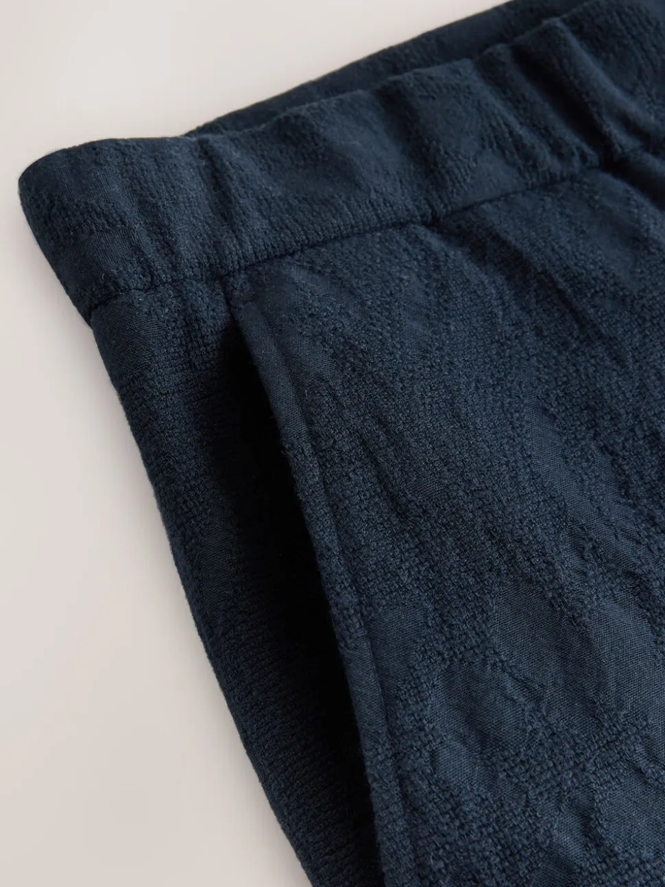 Marineblauw - Regular fit Nova Fides shorts van Italiaanse stof met gehaakt patroon