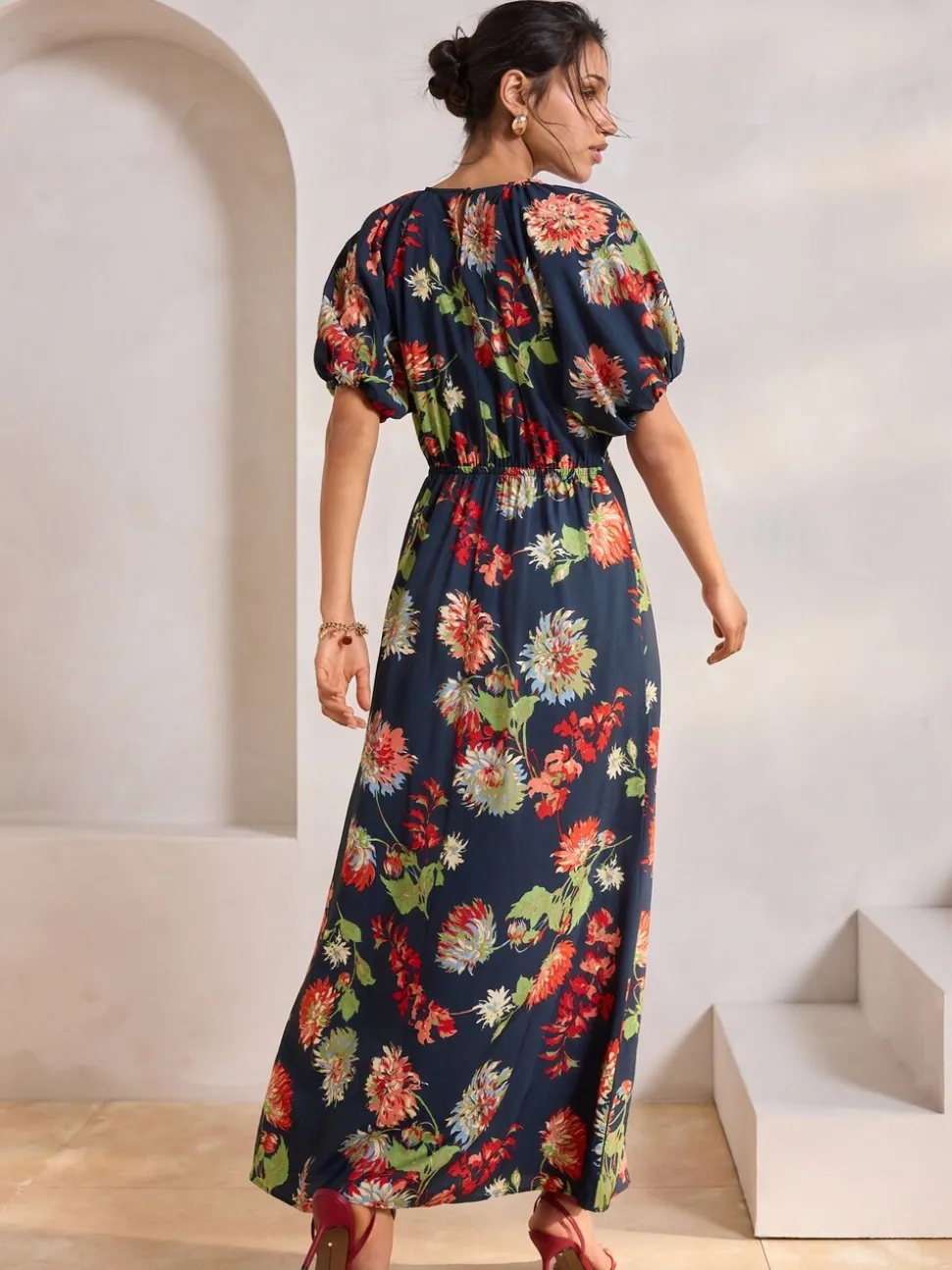 Marineblauw met bloemenprint - Midi-jurk met print en pofmouwen