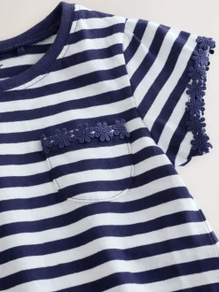 Marineblauwe/witte strepen - T-shirt met zakje en madeliefjesprint (1,5-16 jr)