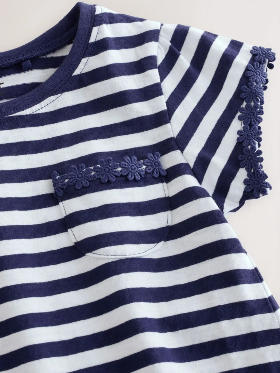 Marineblauwe/witte strepen - T-shirt met zakje en madeliefjesprint (1,5-16 jr)
