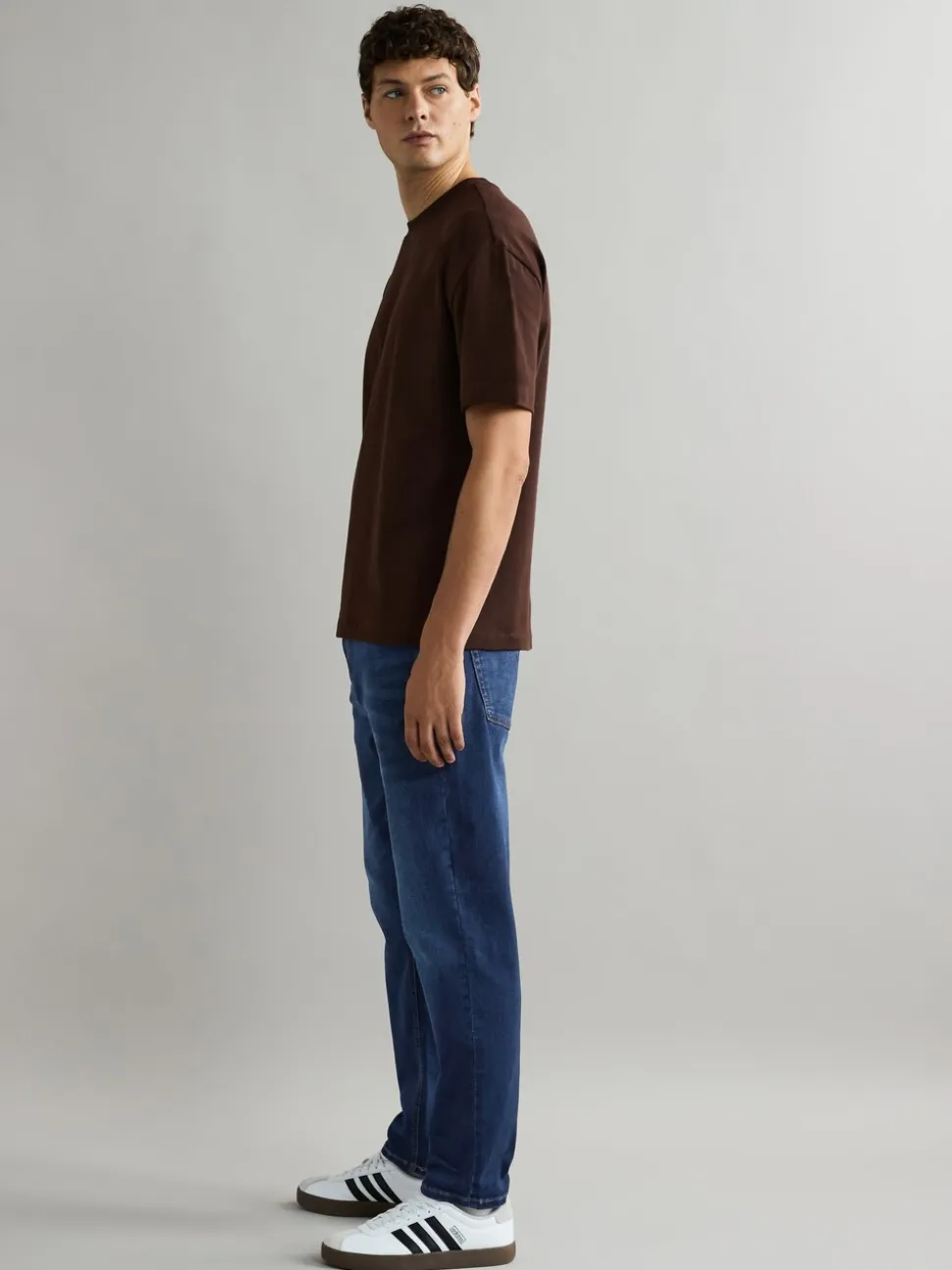 Mediumblauw - Klassieke stretchjeans met standaard taps toelopende pasvorm