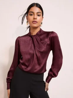 Merlotrood - Friends Like These - Gecrushte satijnen blouse met gedraaide hals en lange mouwen