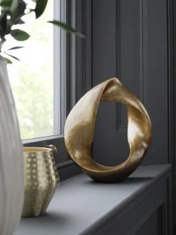 Metal Twist Loop Ornament