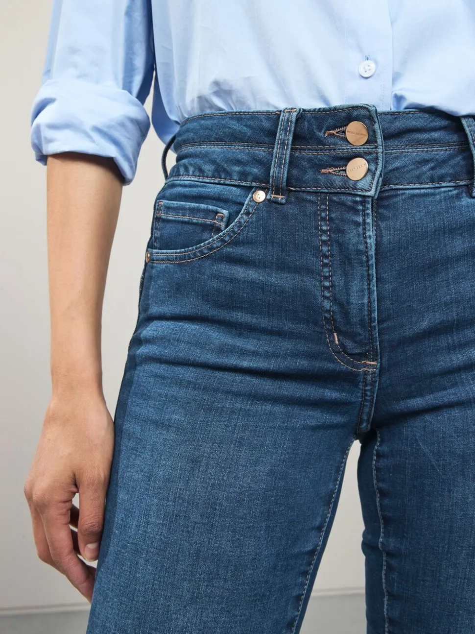 Middenblauw denim - Figuurvormende slim jeans