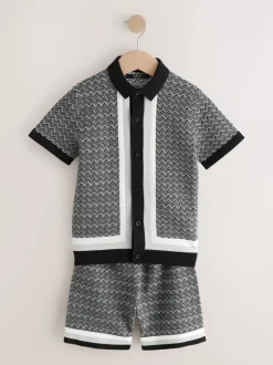 Monochroom - Set met gebreid poloshirt met knoopsluiting en short met geometrische print (3-16jr)