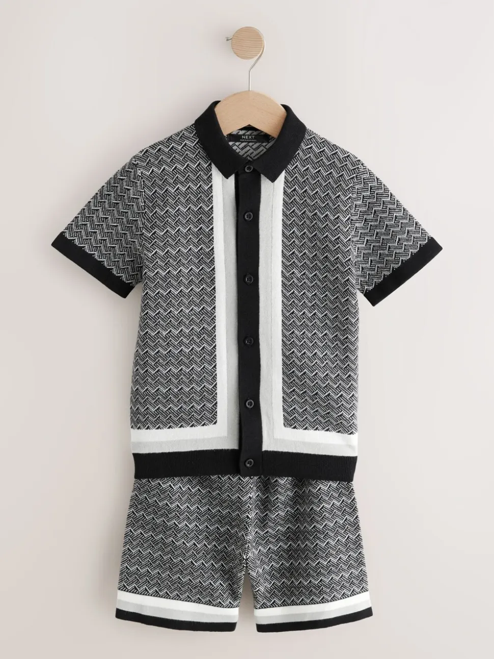 Monochroom - Set met gebreid poloshirt met knoopsluiting en short met geometrische print (3-16jr)