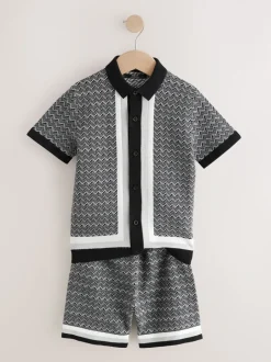 Monochroom - Set met gebreid poloshirt met knoopsluiting en short met geometrische print (3-16jr)