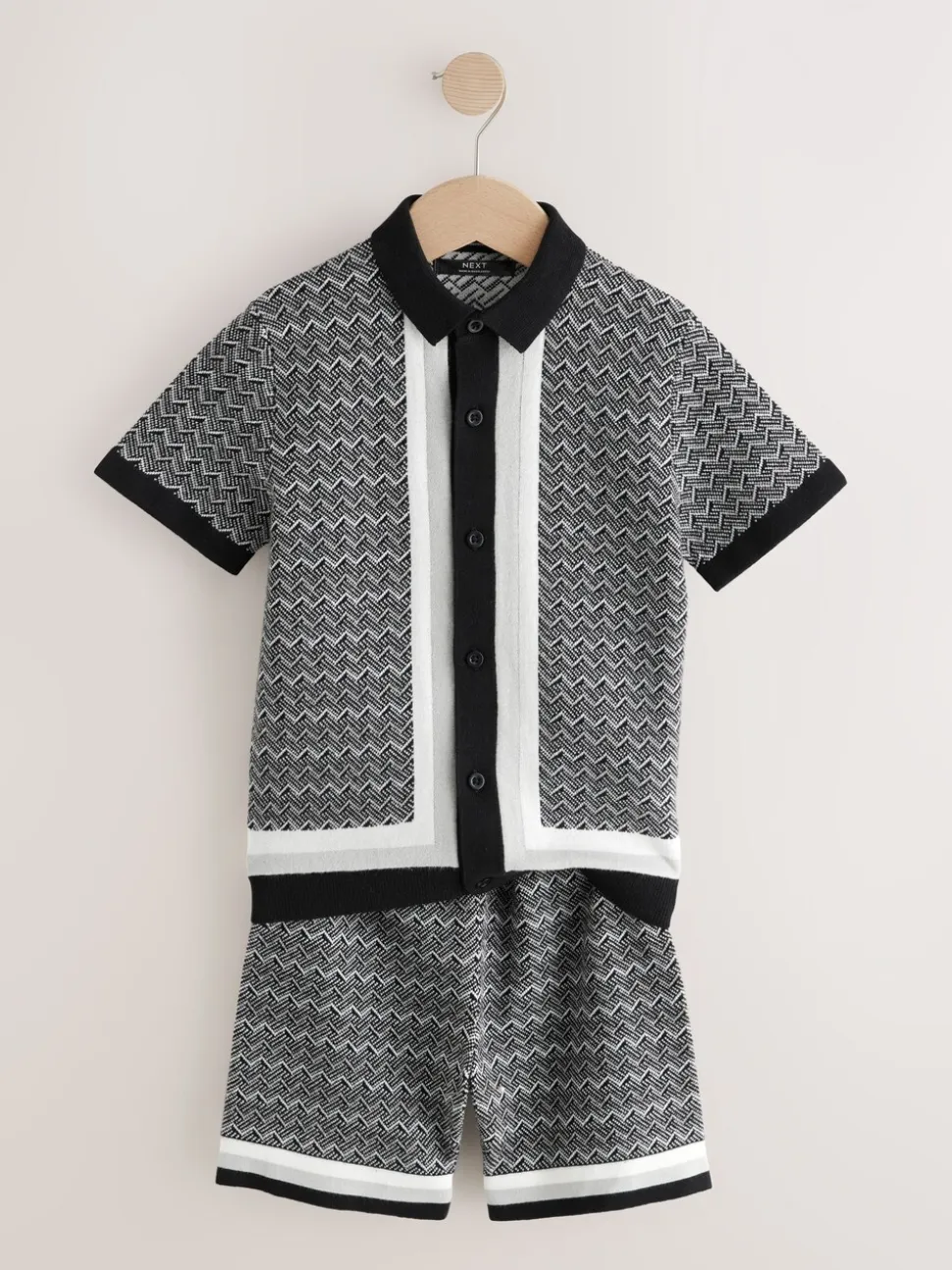 Monochroom - Set met gebreid poloshirt met knoopsluiting en short met geometrische print (3-16jr)