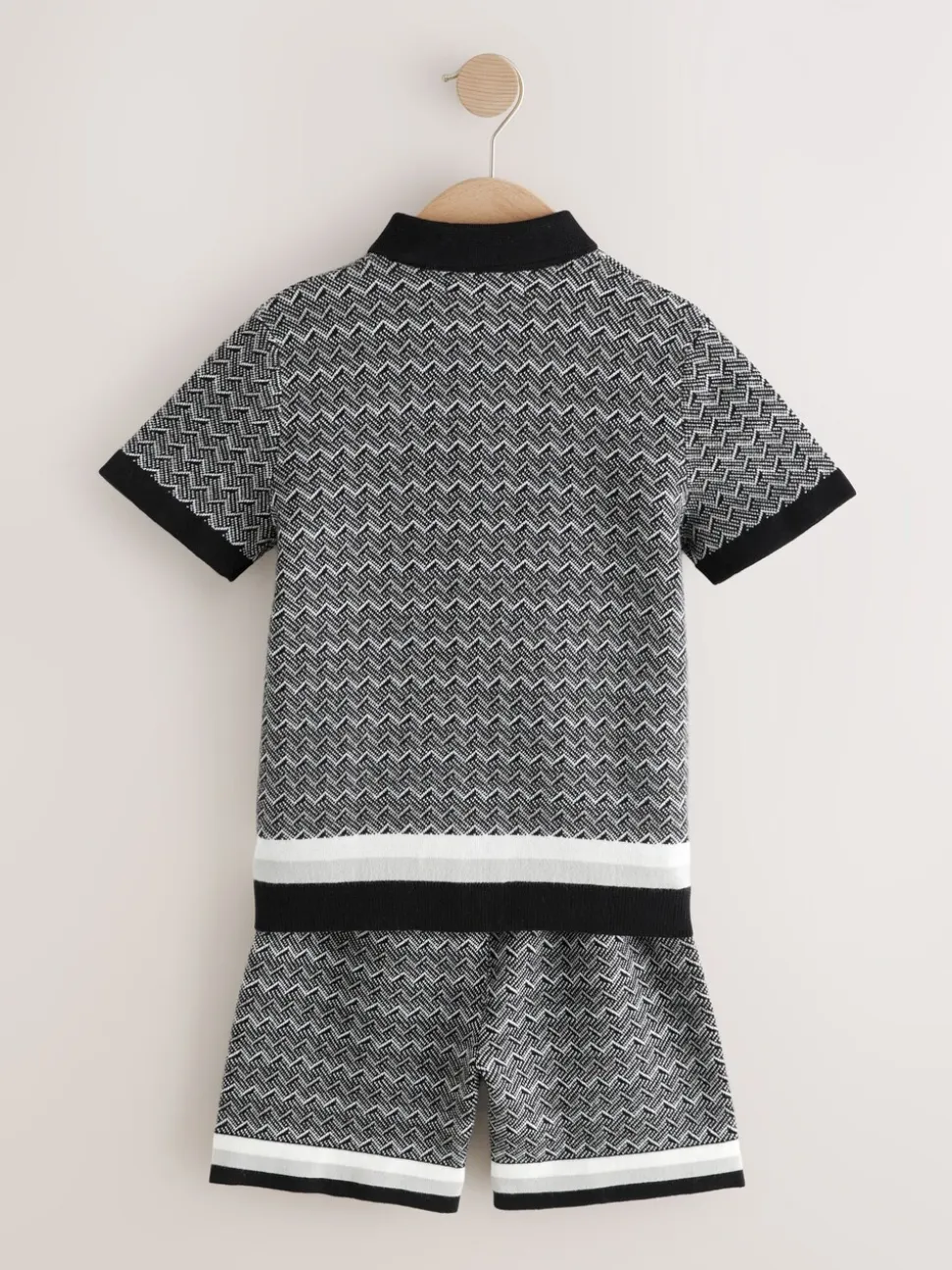 Monochroom - Set met gebreid poloshirt met knoopsluiting en short met geometrische print (3-16jr)