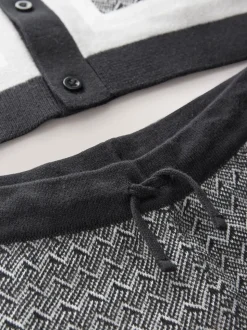 Monochroom - Set met gebreid poloshirt met knoopsluiting en short met geometrische print (3-16jr)