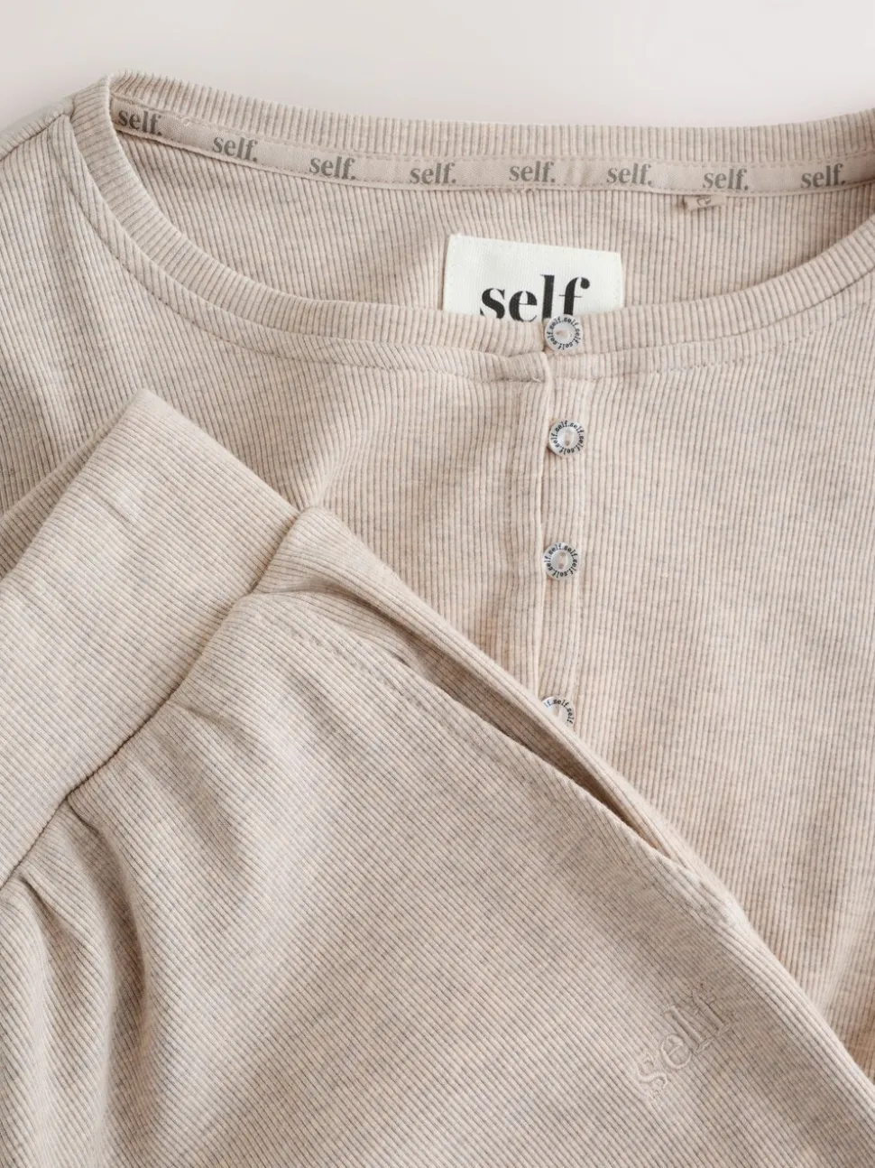 Moutkleurig - self. Geribbelde pyjama met knopen