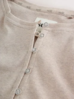 Moutkleurig - self. Geribbelde pyjama met knopen