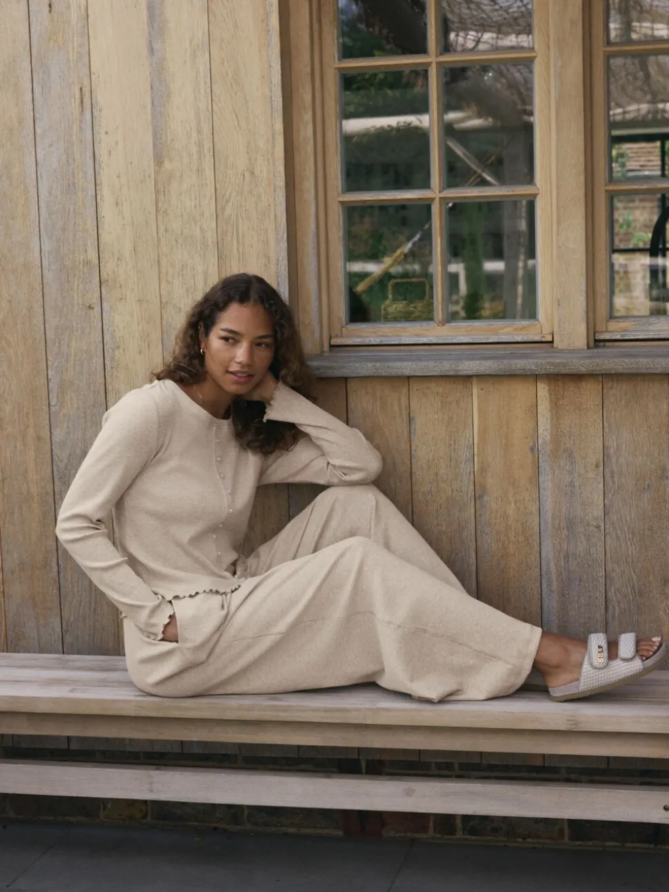 Moutkleurig - self. Geribbelde pyjama met knopen