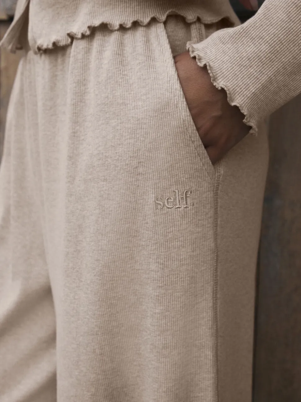 Moutkleurig - self. Geribbelde pyjama met knopen