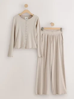 Moutkleurig - self. Geribbelde pyjama met knopen