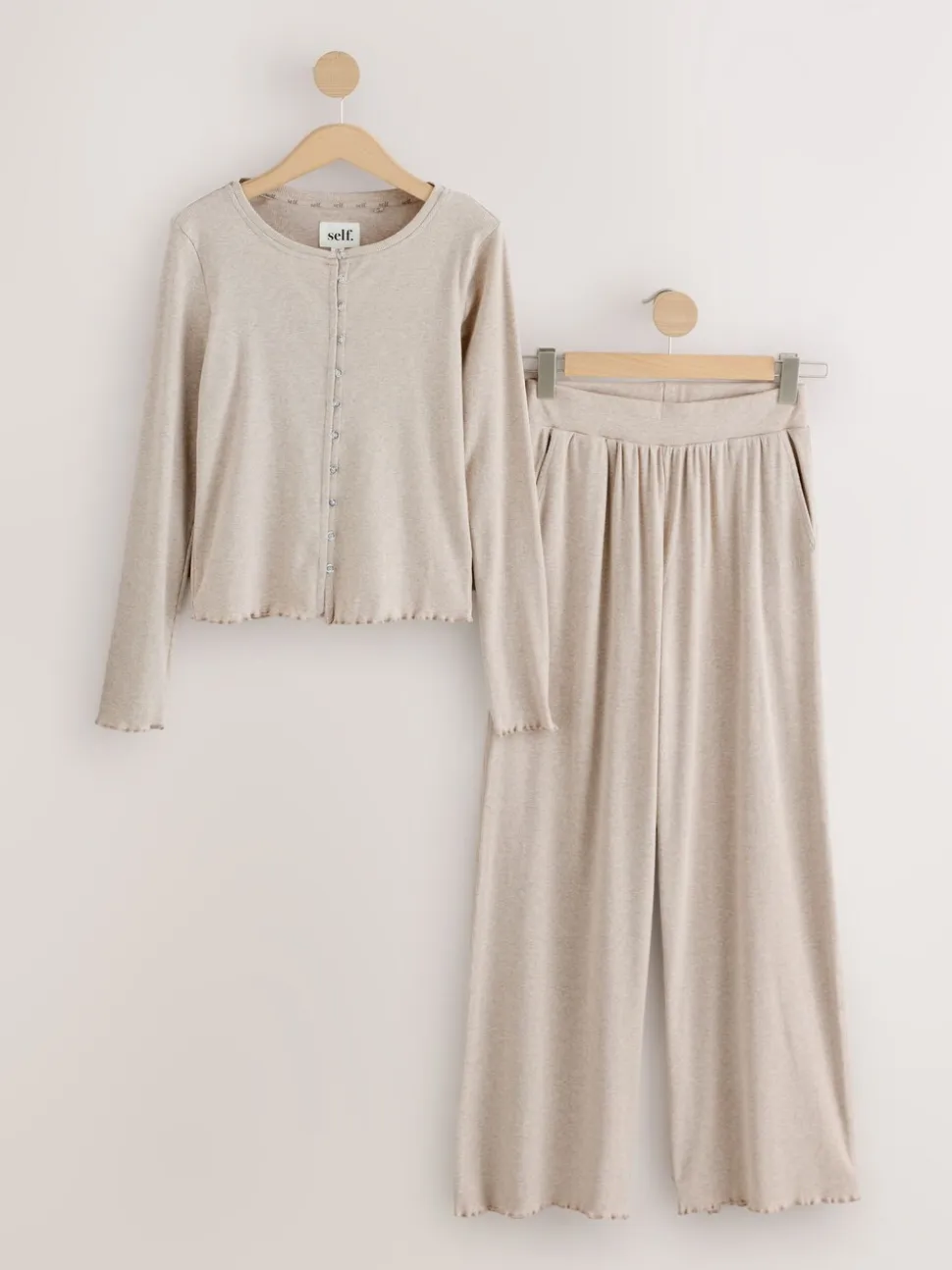 Moutkleurig - self. Geribbelde pyjama met knopen