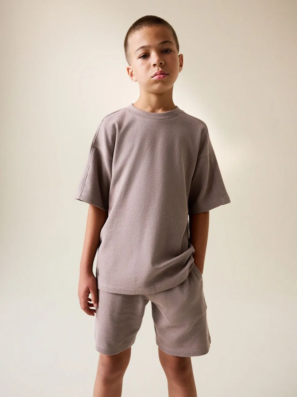 Nertsgrijs/bruin - Set van T-shirt met textuur en korte mouwen en shorts (3 - 16 jr)