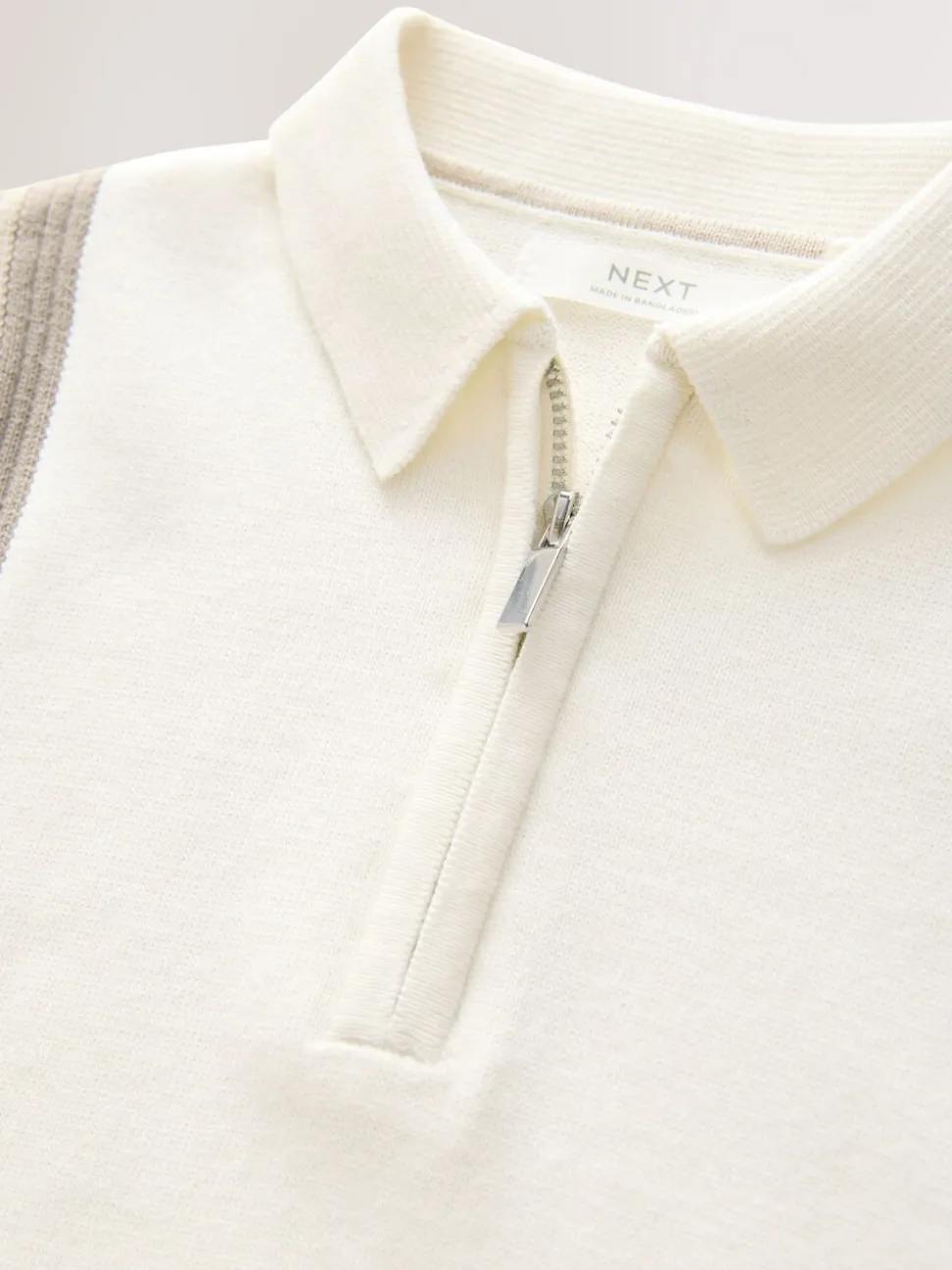 Neutraal met kleurvlakken - Gebreid poloshirt met rits bij de hals (3-16jr)
