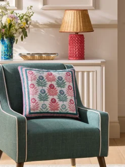 Nina Campbell Primrose Hill geborduurd kussen