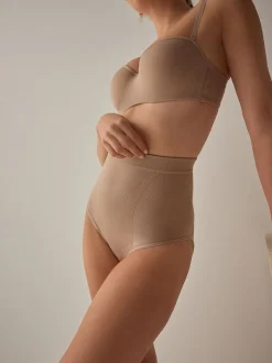 Praline nude - Vormgevende naadloze slip voor gladdere dijen met stevige buikcorrectie